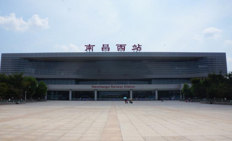 Nanchang West Railway Station lights up the station to ensure passenger travel