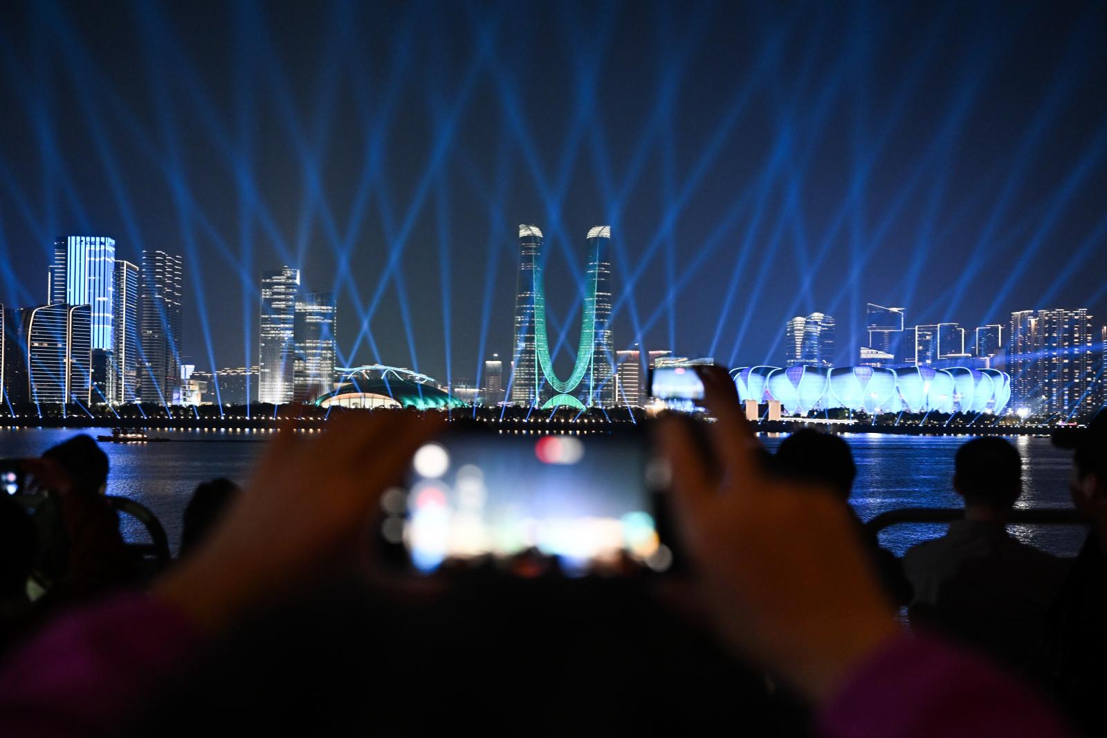 Zhejiang Jinhua Lake Seawall Park light show lights up for the first time