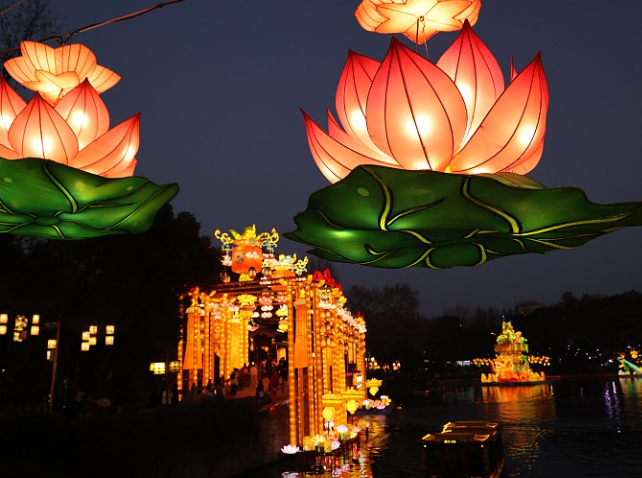 The light show in Bailuzhou Park, Qinhuai District, Nanjing is officially lit up